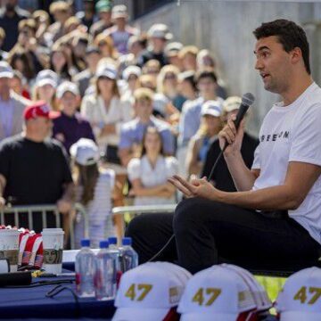 FBI BUSCA AL ASESINO DE CHARLIE KIRK: REVELA FOTOS Y OFRECE MILLONARIA RECOMPENSA