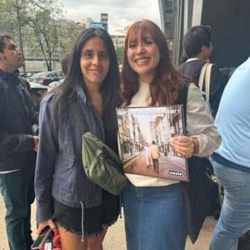 CON CARTELES Y VINILOS EN MANO, FANS AGUARDAN A OASIS PARA SUS CONCIERTOS DE HOY Y MAÑANA EN LA CDMX