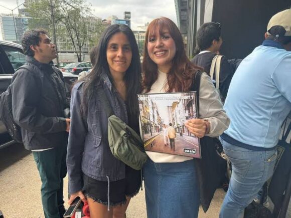 CON CARTELES Y VINILOS EN MANO, FANS AGUARDAN A OASIS PARA SUS CONCIERTOS DE HOY Y MAÑANA EN LA CDMX