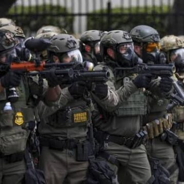 EN CHICAGO EL GOBIERNO DE TRUMP ACELERA LAS REDADAS MIGRATORIAS EN CHICAGO EL GOBIERNO DE TRUMP ACELERA LAS REDADAS MIGRATORIAS