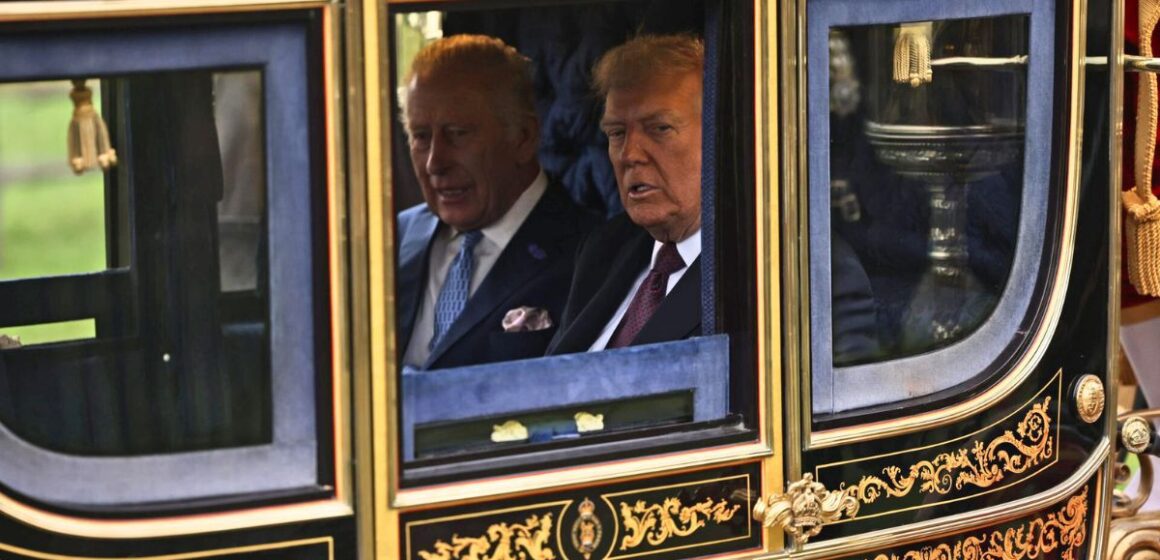 REY CARLOS III RECIBE A TRUMP POR VISITA DE ESTADO; INTERCAMBIAN REGALOS Y VISITAN TUMBA DE ISABEL