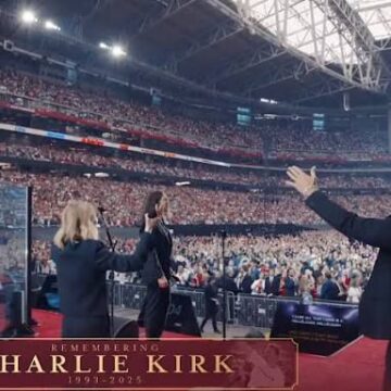 DECENAS DE MILES SE CONGREGAN PARA EL HOMENAJE A CHARLIE KIRK. DECENAS DE MILES SE CONGREGAN PARA EL HOMENAJE A CHARLIE KIRK.