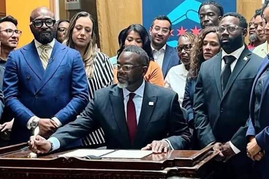 EL ALCALDE DE CHICAGO ABOGA POR IMPUTAR A AGENTES FEDERALES QUE VIOLEN ‘ZONAS LIBRES’ DE ICE