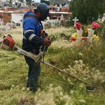 ALCALDÍA DE ZACATECAS TRABAJA EN LA LIMPIEZA DE PANTEONES, PARA PRESERVAR LAS TRADICIONES DEL DÍA DE MUERTOS