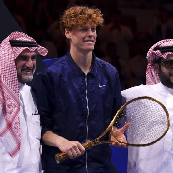 SINNER GANA A ALCARAZ Y SE LLEVA EL TROFEO MÁS LUJOSO DEL TENIS: UNA RAQUETA DE ORO MACIZO