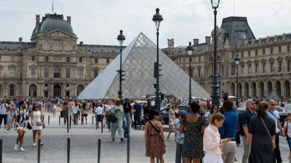 ‘ROBO DEL SIGLO’ EN EL MUSEO DE LOUVRE: DETIENEN A DOS SOSPECHOSOS; SERÍAN LADRONES EXPERIMENTADOS