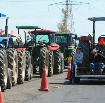 PROTESTA DE PRODUCTORES DE MAÍZ: CIERRAN CON CADENAS LA SEGOB Y HAY BLOQUEOS CARRETEROS