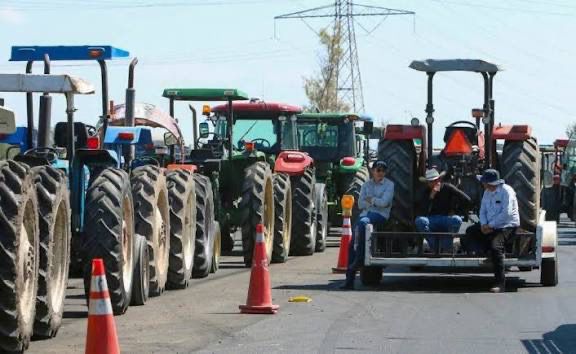 PROTESTA DE PRODUCTORES DE MAÍZ: CIERRAN CON CADENAS LA SEGOB Y HAY BLOQUEOS CARRETEROS PROTESTA DE PRODUCTORES DE MAÍZ: CIERRAN CON CADENAS LA SEGOB Y HAY BLOQUEOS CARRETEROS
