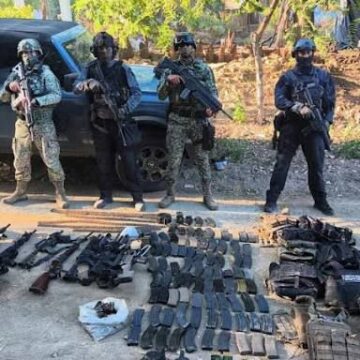 DETIENEN A 3 PERSONAS Y DECOMISAN ARSENAL EN SINALOA DETIENEN A 3 PERSONAS Y DECOMISAN ARSENAL EN SINALOA