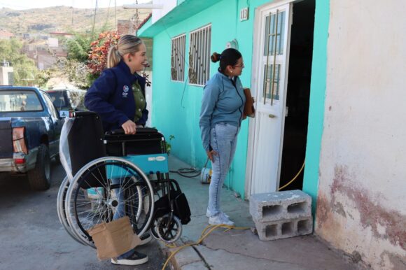 CON CERCANÍA Y CALIDEZ ENTREGA DIF CAPITAL APOYOS FUNCIONALES CON CERCANÍA Y CALIDEZ ENTREGA DIF CAPITAL APOYOS FUNCIONALES