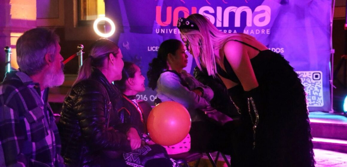 EXITOSA PASARELA “LA FLACA VISTE A LA MODA» FOMENTA LA ADOPCIÓN CANINA DURANTE EL FESTIVAL ENTRE VIVOS Y MUERTOS