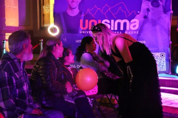 EXITOSA PASARELA “LA FLACA VISTE A LA MODA» FOMENTA LA ADOPCIÓN CANINA DURANTE EL FESTIVAL ENTRE VIVOS Y MUERTOS EXITOSA PASARELA “LA FLACA VISTE A LA MODA» FOMENTA LA ADOPCIÓN CANINA DURANTE EL FESTIVAL ENTRE VIVOS Y MUERTOS