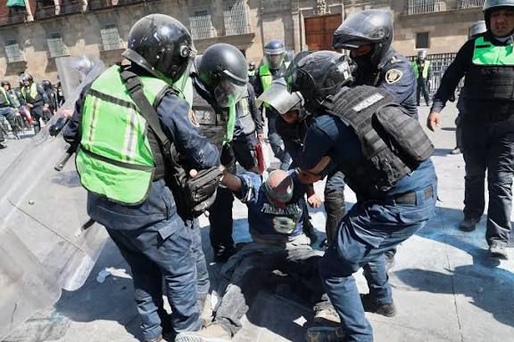 OCHO DETENIDOS EN LA MARCHA DEL 15N SON TRASLADADOS AL RECLUSORIO NORTE