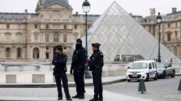 MUSEO DEL LOUVRE IMPLEMENTA NUEVAS MEDIDAS DE SEGURIDAD TRAS ROBO DE JOYAS EN OCTUBRE