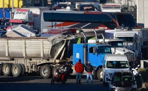 GOBIERNO, AGRICULTORES Y TRANSPORTISTAS LLEGAN A ACUERDOS; SE DESACTIVAN BLOQUEOS EN CARRETERAS GOBIERNO, AGRICULTORES Y TRANSPORTISTAS LLEGAN A ACUERDOS; SE DESACTIVAN BLOQUEOS EN CARRETERAS