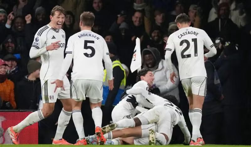 ASÍ FUE EL GOLAZO DE RAÚL JIMÉNEZ CON ICÓNICO FESTEJO EN TRIUNFO DEL FULHAM ANTE EL CHELSEA