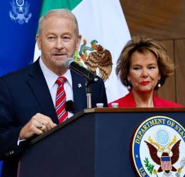 EMBAJADOR RONALD JOHNSON CELEBRA DIÁLOGO ENTRE TRUMP Y SHEINBAUM