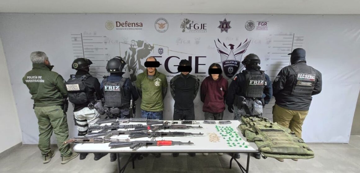 DETIENEN EN TABASCO A TRES PROBABLES INTEGRANTES DE UNA CÉLULA CRIMINAL; SE ASEGURARON ARMAS, EXPLOSIVOS Y SUSTANCIAS ILÍCITAS DETIENEN EN TABASCO A TRES PROBABLES INTEGRANTES DE UNA CÉLULA CRIMINAL; SE ASEGURARON ARMAS, EXPLOSIVOS Y SUSTANCIAS ILÍCITAS