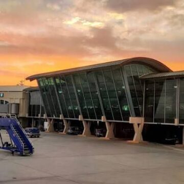 SUSPENSIÓN DE VUELOS EN AEROPUERTO DE EL PASO, TEXAS, POR «INCURSIÓN DE DRONES DE UN CÁRTEL»