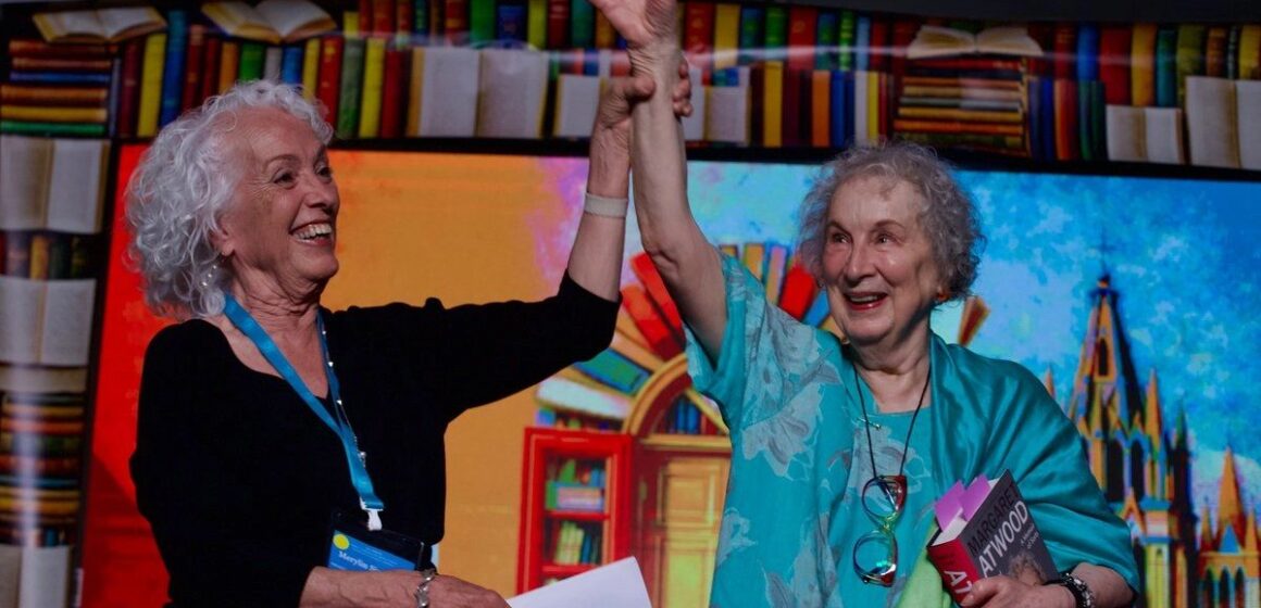 “ESTOY MUY VIEJA PARA ESCRIBIR CON ESCRÚPULOS”: MARGARET ATWOOD, SOBRE «LIBRO DE MIS VIDAS» “ESTOY MUY VIEJA PARA ESCRIBIR CON ESCRÚPULOS”: MARGARET ATWOOD, SOBRE «LIBRO DE MIS VIDAS»