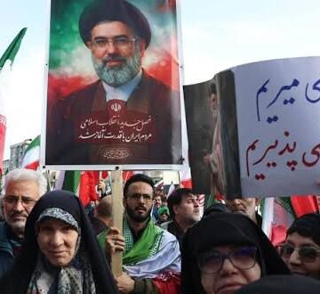 NUEVO LÍDER SUPREMO DE IRÁN DESAFÍA A EE.UU, Y PIDE CERRAR EL ESTRECHO DE ORMUZ EN SU PRIMER MENSAJE