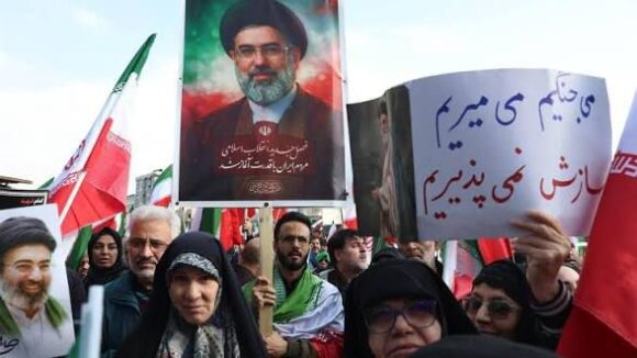 NUEVO LÍDER SUPREMO DE IRÁN DESAFÍA A EE.UU, Y PIDE CERRAR EL ESTRECHO DE ORMUZ EN SU PRIMER MENSAJE