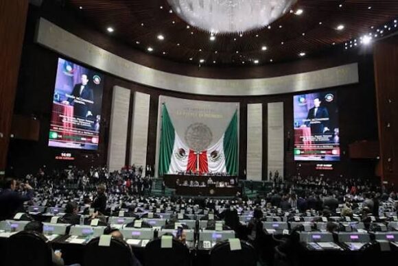 DIPUTADOS AVALAN TOPE A PENSIONES PÚBLICAS EN MÉXICO ENTRE PROTESTAS POR RETROACTIVIDAD