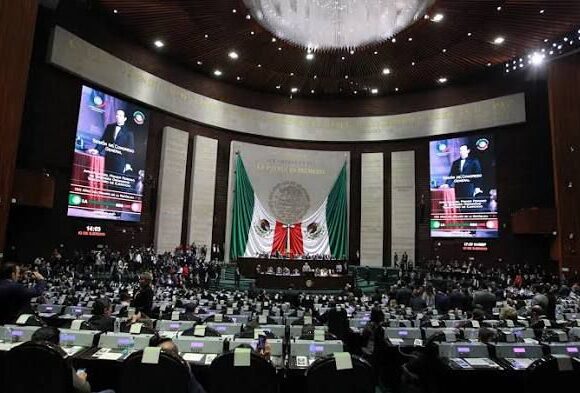 DIPUTADOS AVALAN TOPE A PENSIONES PÚBLICAS EN MÉXICO ENTRE PROTESTAS POR RETROACTIVIDAD DIPUTADOS AVALAN TOPE A PENSIONES PÚBLICAS EN MÉXICO ENTRE PROTESTAS POR RETROACTIVIDAD