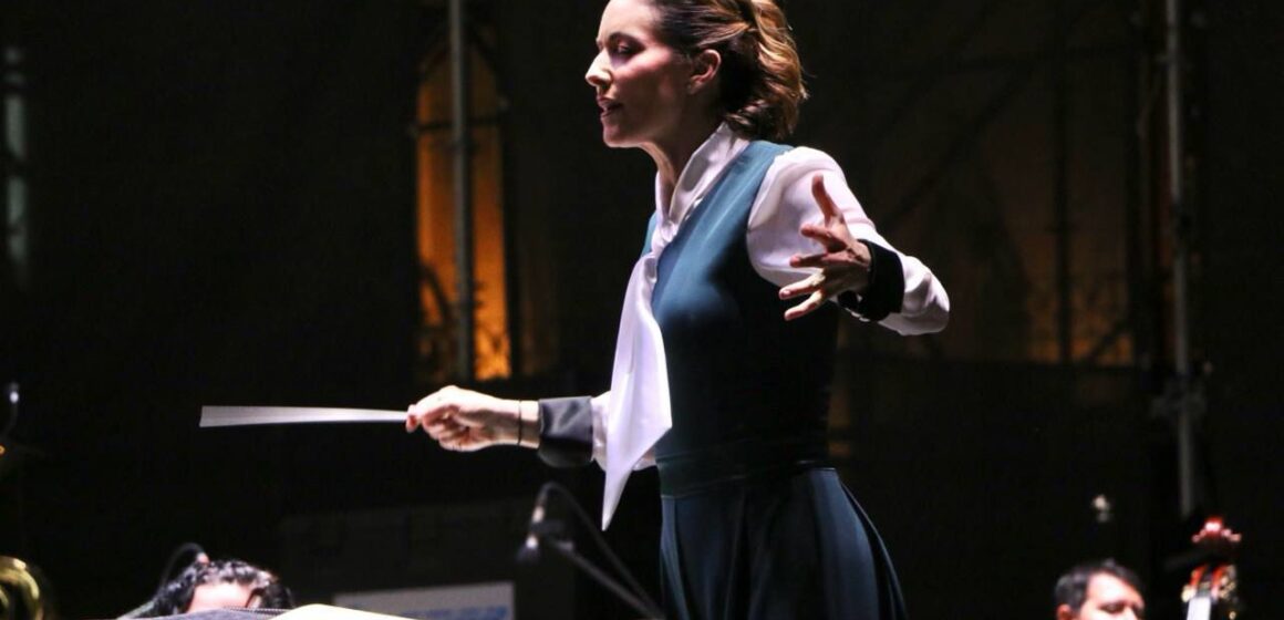 ENCIENDE ALONDRA DE LA PARRA LA PLAZA DE ARMAS, CON UNA NOCHE SINFÓNICA INOLVIDABLE, EN EL 40 FCZ ENCIENDE ALONDRA DE LA PARRA LA PLAZA DE ARMAS, CON UNA NOCHE SINFÓNICA INOLVIDABLE, EN EL 40 FCZ