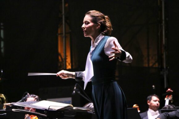 ENCIENDE ALONDRA DE LA PARRA LA PLAZA DE ARMAS, CON UNA NOCHE SINFÓNICA INOLVIDABLE, EN EL 40 FCZ