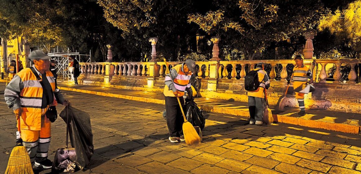INTENSIFICA MIGUEL VARELA CUADRILLAS DE BARRIDO MANUAL EN EL CENTRO HISTÓRICO DURANTE EL FESTIVAL CULTURAL