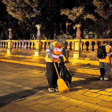 INTENSIFICA MIGUEL VARELA CUADRILLAS DE BARRIDO MANUAL EN EL CENTRO HISTÓRICO DURANTE EL FESTIVAL CULTURAL