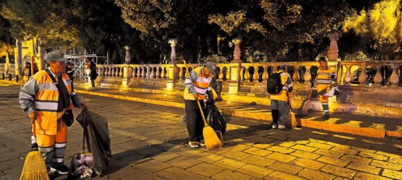 INTENSIFICA MIGUEL VARELA CUADRILLAS DE BARRIDO MANUAL EN EL CENTRO HISTÓRICO DURANTE EL FESTIVAL CULTURAL