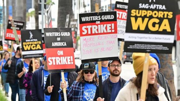 GUIONISTAS Y ESTUDIOS DE HOLLYWOOD PACTAN PROTECCIÓN ANTE LA IA Y MEJORES PLANES DE SALUD