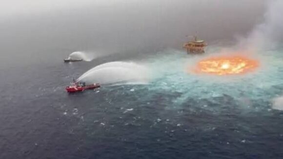 PEMEX RECONOCE QUE UNO DE SUS DUCTOS CAUSÓ EL DERRAME EN EL GOLFO DE MÉXICO; SEPARA A TRES FUNCIONARIOS