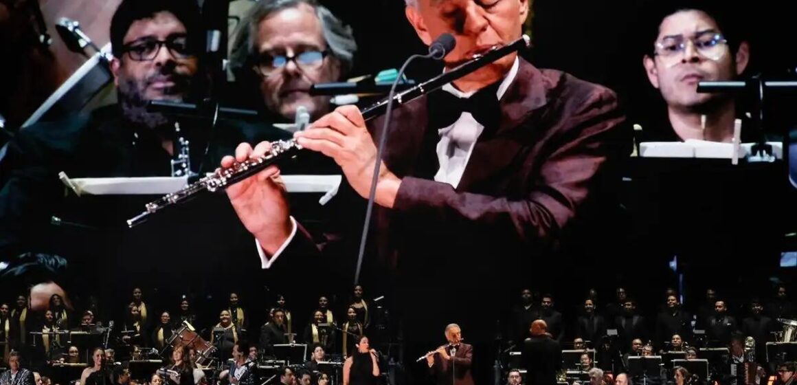 ANDREA BOCELLI LOGRA UNIR ÓPERA Y CUMBIA PARA CIMBRAR A 130 MIL PERSONAS EN EL ZÓCALO
