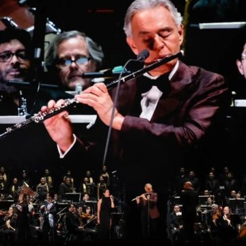 ANDREA BOCELLI LOGRA UNIR ÓPERA Y CUMBIA PARA CIMBRAR A 130 MIL PERSONAS EN EL ZÓCALO