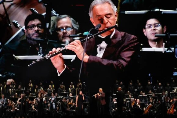 ANDREA BOCELLI LOGRA UNIR ÓPERA Y CUMBIA PARA CIMBRAR A 130 MIL PERSONAS EN EL ZÓCALO ANDREA BOCELLI LOGRA UNIR ÓPERA Y CUMBIA PARA CIMBRAR A 130 MIL PERSONAS EN EL ZÓCALO