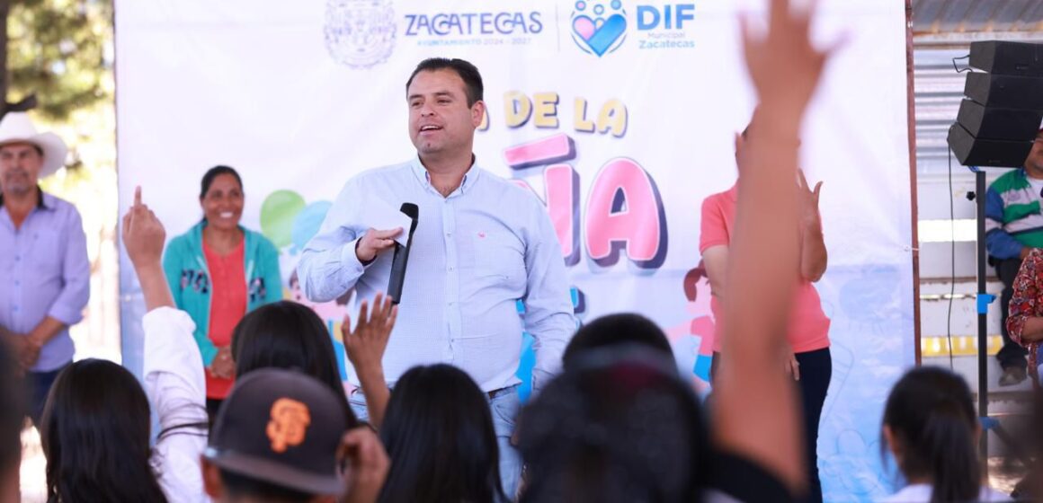 CON JUGUETES Y DULCES CELEBRA MIGUEL VARELA A LA NIÑEZ DE LAS COMUNIDADES