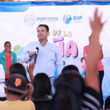 CON JUGUETES Y DULCES CELEBRA MIGUEL VARELA A LA NIÑEZ DE LAS COMUNIDADES