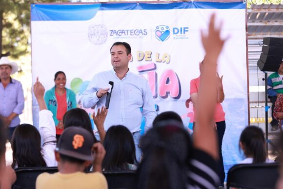 CON JUGUETES Y DULCES CELEBRA MIGUEL VARELA A LA NIÑEZ DE LAS COMUNIDADES