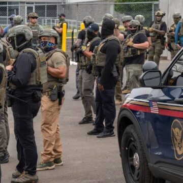 ARRESTAN A 48 TRABAJADORES Y 2 JEFES EN REDADA MIGRATORIA EN EMPRESA EN CAROLINA DEL SUR ARRESTAN A 48 TRABAJADORES Y 2 JEFES EN REDADA MIGRATORIA EN EMPRESA EN CAROLINA DEL SUR