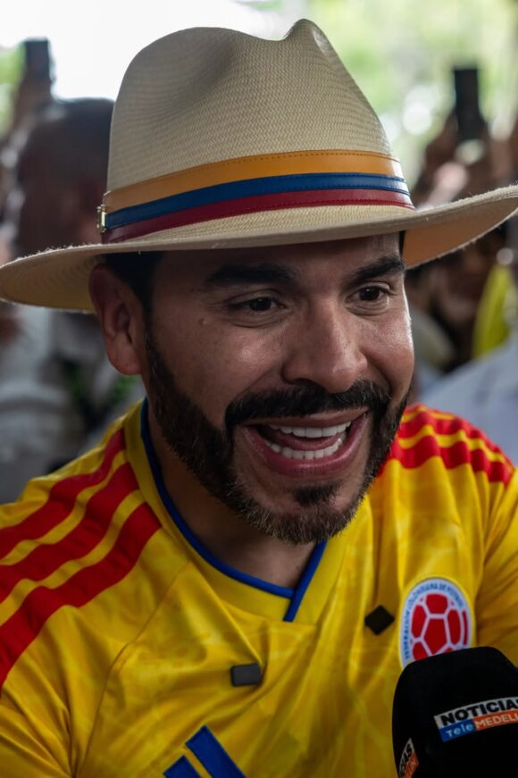 ABELARDO DE LA ESPRIELLA ENCABEZA LAS PRESIDENCIALES DE COLOMBIA CON 50% DE VOTOS COMPUTADOS ABELARDO DE LA ESPRIELLA ENCABEZA LAS PRESIDENCIALES DE COLOMBIA CON 50% DE VOTOS COMPUTADOS