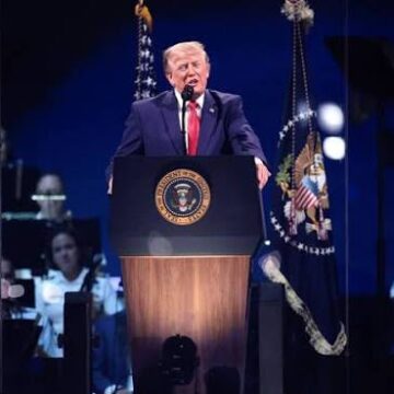 TRUMP DEFIENDE LA APROBACIÓN DE LA «LEY SAVE AMERICA» Y CRITICA AL COMUNISMO EN SU DISCURSO DEL 4 DE JULIO TRUMP DEFIENDE LA APROBACIÓN DE LA «LEY SAVE AMERICA» Y CRITICA AL COMUNISMO EN SU DISCURSO DEL 4 DE JULIO