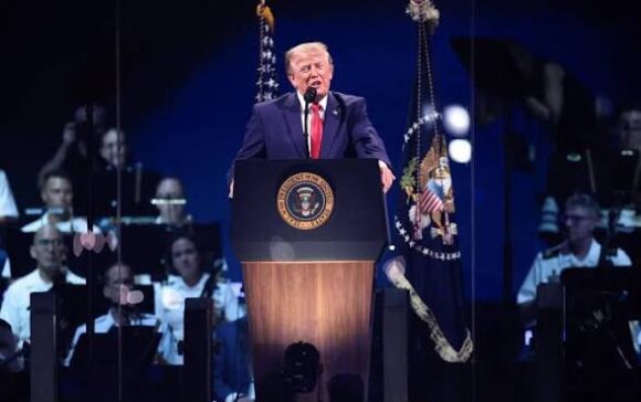 TRUMP DEFIENDE LA APROBACIÓN DE LA «LEY SAVE AMERICA» Y CRITICA AL COMUNISMO EN SU DISCURSO DEL 4 DE JULIO TRUMP DEFIENDE LA APROBACIÓN DE LA «LEY SAVE AMERICA» Y CRITICA AL COMUNISMO EN SU DISCURSO DEL 4 DE JULIO