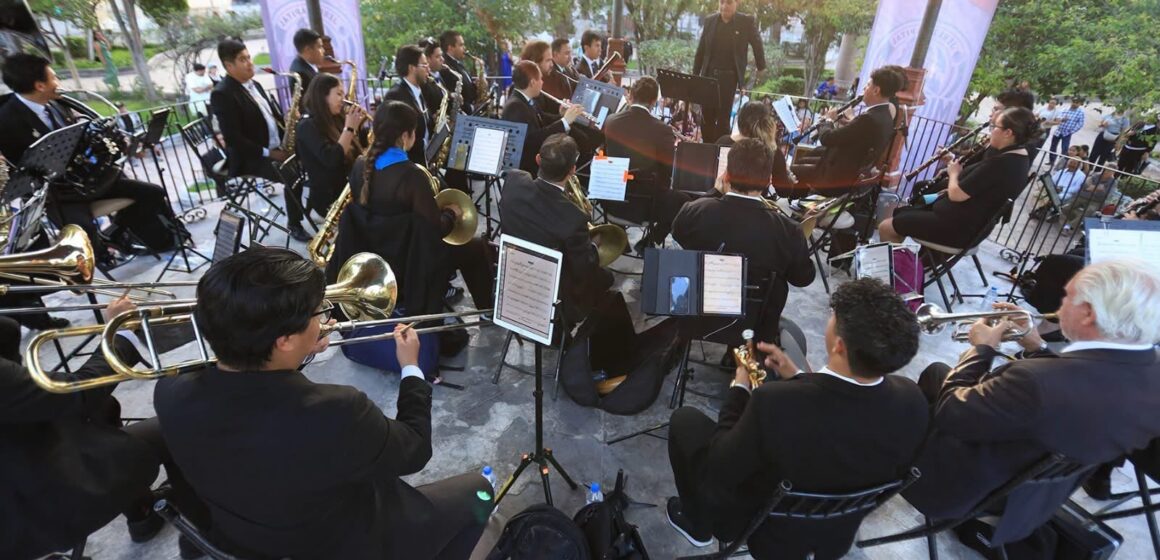 LA BANDA SINFÓNICA DEL MUNICIPIO DE ZACATECAS CONQUISTA AL PÚBLICO EN JEREZ