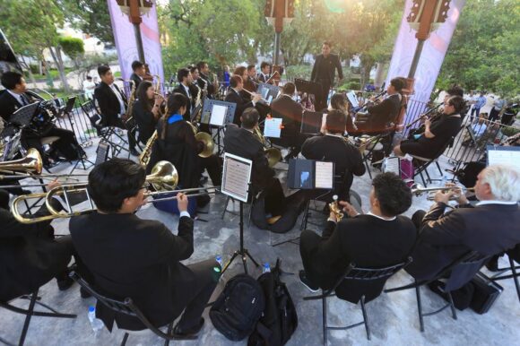LA BANDA SINFÓNICA DEL MUNICIPIO DE ZACATECAS CONQUISTA AL PÚBLICO EN JEREZ