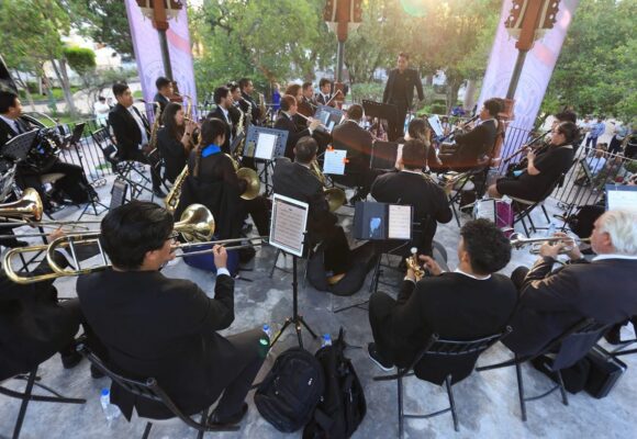 LA BANDA SINFÓNICA DEL MUNICIPIO DE ZACATECAS CONQUISTA AL PÚBLICO EN JEREZ