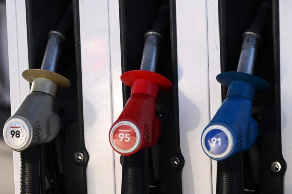 PRECIO DEL PETRÓLEO SUBE 24% EN JULIO POR TENSIONES EN EL ESTRECHO DE ORMUZ
