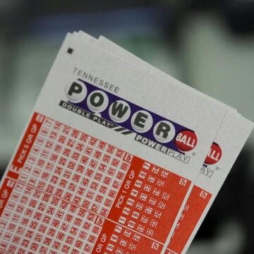 UN AFORTUNADO GANADOR SE LLEVA EL PREMIO MAYOR DE POWERBALL DE USD 1.040 MILLONES TRAS 44 SORTEOS SIN GANADOR UN AFORTUNADO GANADOR SE LLEVA EL PREMIO MAYOR DE POWERBALL DE USD 1.040 MILLONES TRAS 44 SORTEOS SIN GANADOR